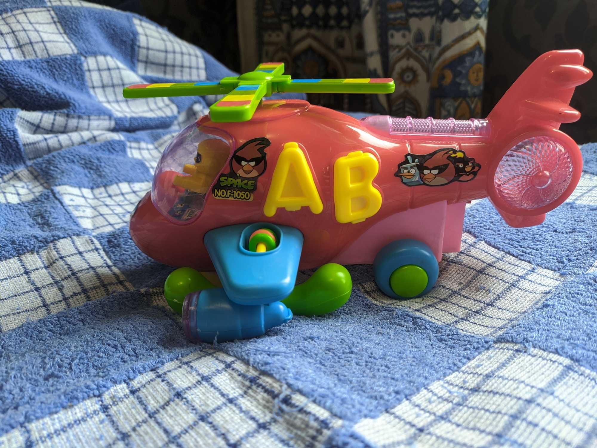 Игрушечный вертолет Angry Birds на батарейках подарок ребенку