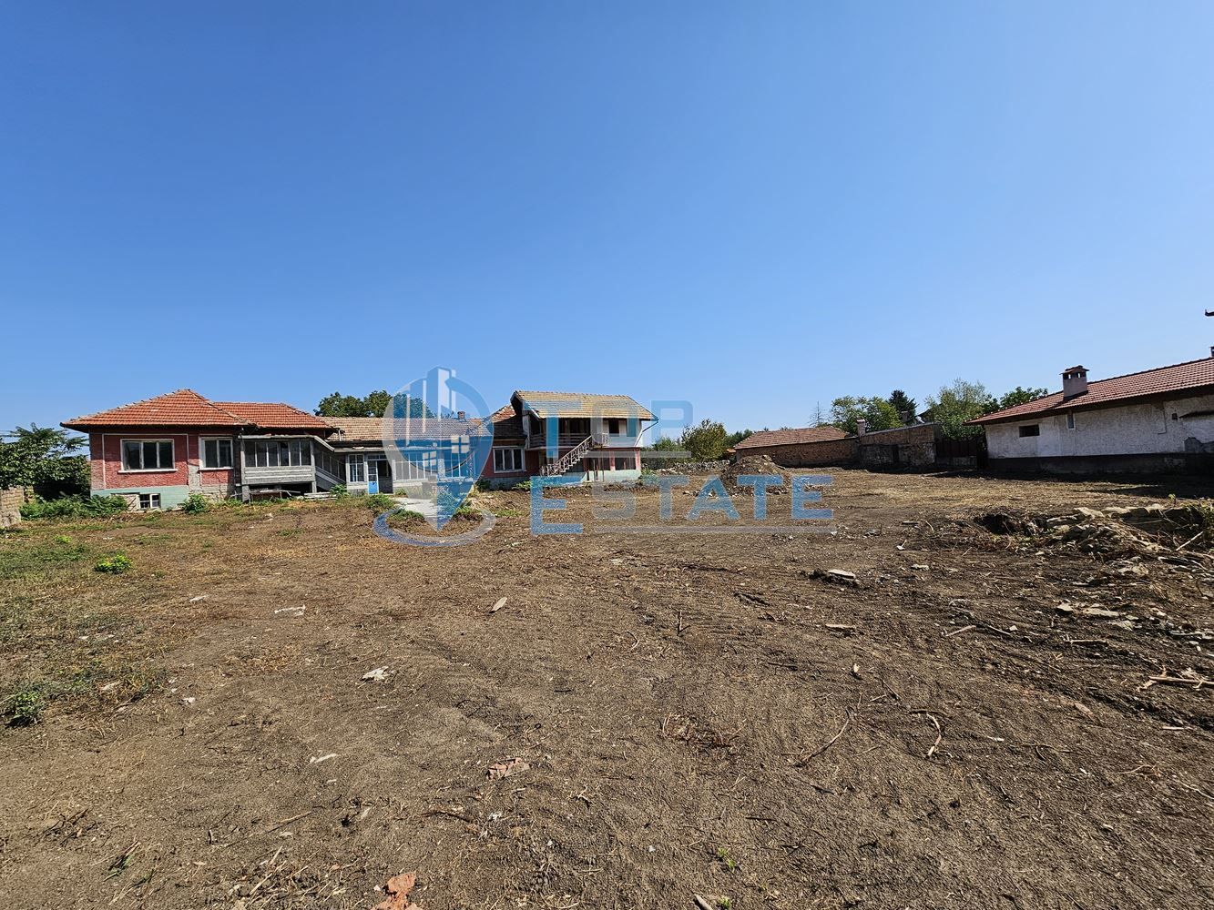 Просторна тухлена къща с голям двор в с. Първомайци