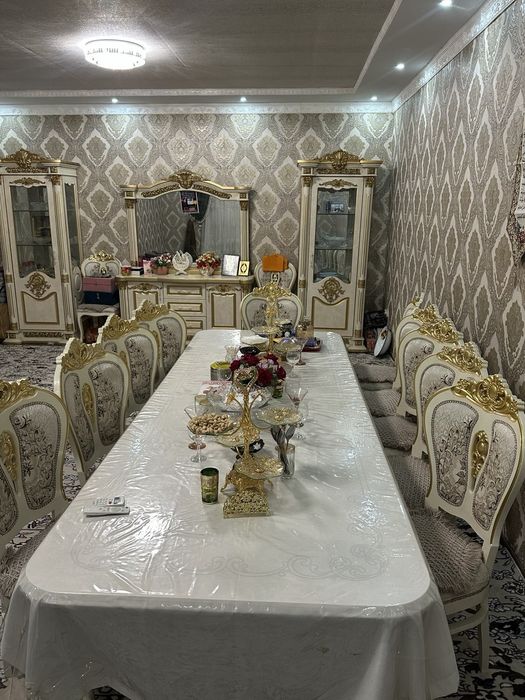 Стол и стулья два пинала и тримо