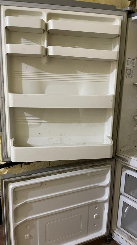 Продается большой Холодильник в не рабочем состоянии