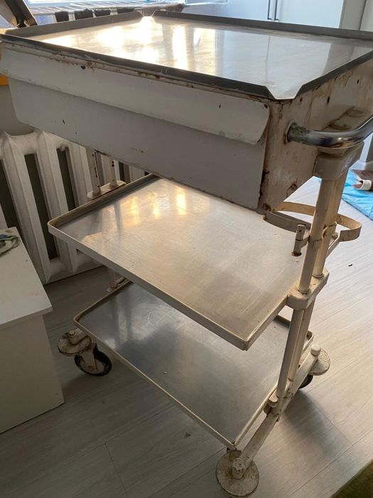 Столик медицинскицйй металический