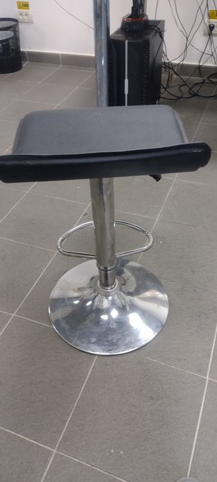 Scaun de bar reglabil, picior cromat, stare bună