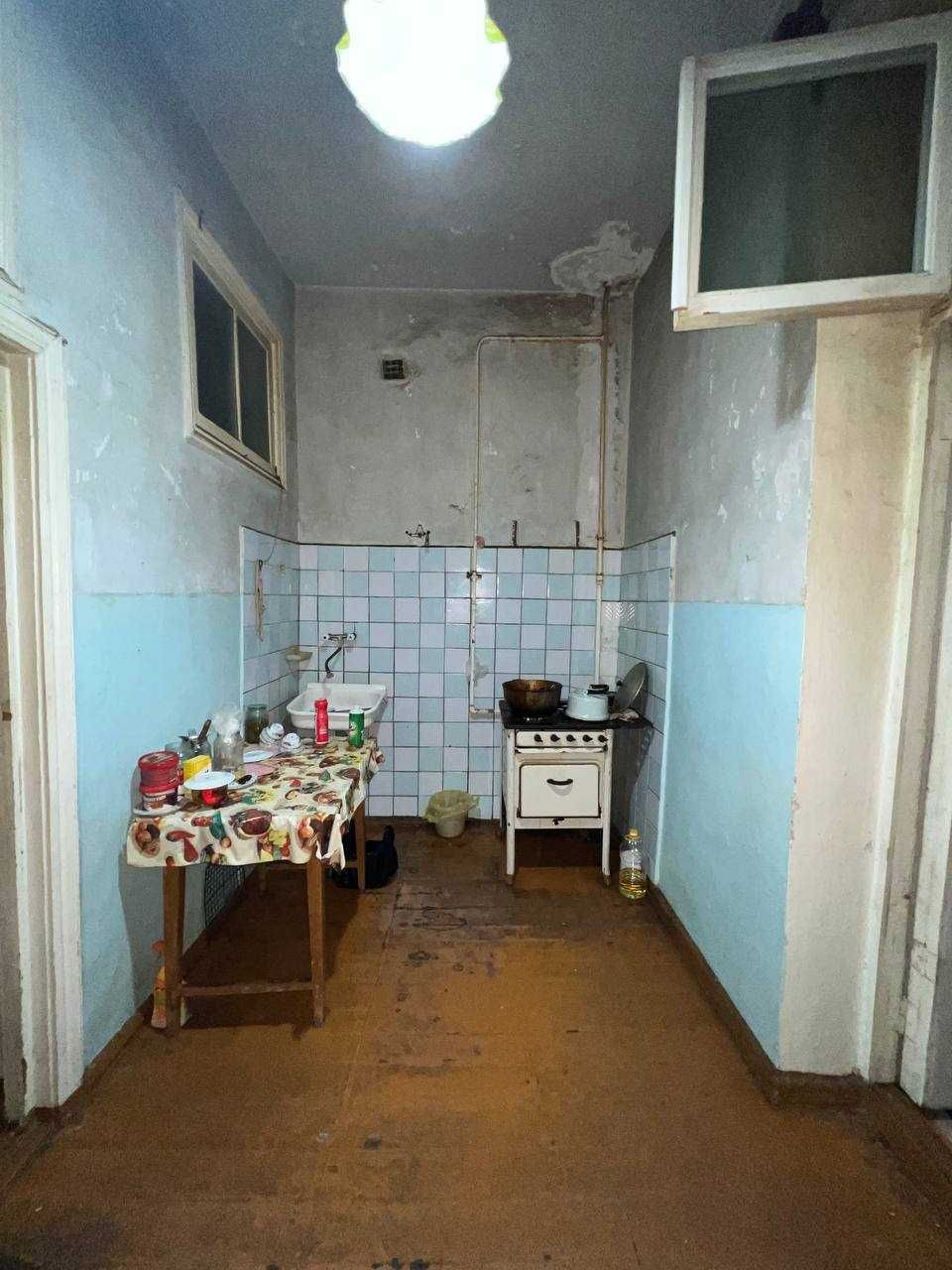 Чиланзар 1й квартал. Высокопотолочка. 3\3\4. Без ремонта. TR