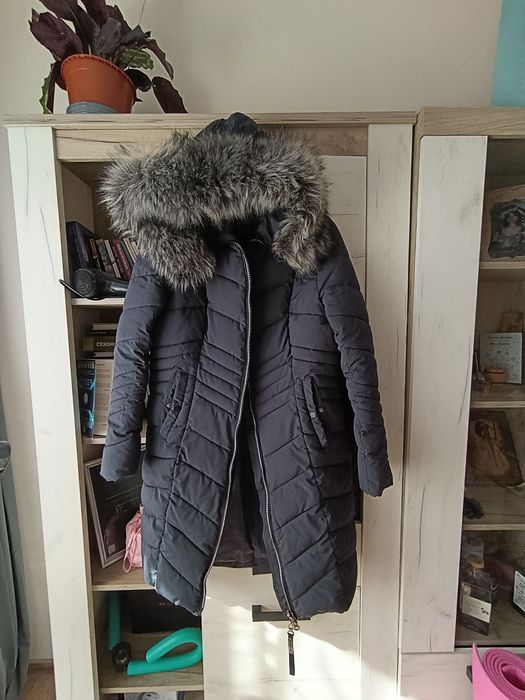 Зимно яке с качулка и сваляща се пухена яка