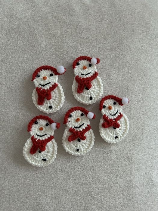 Коледни, ръчно направени фиби за кода