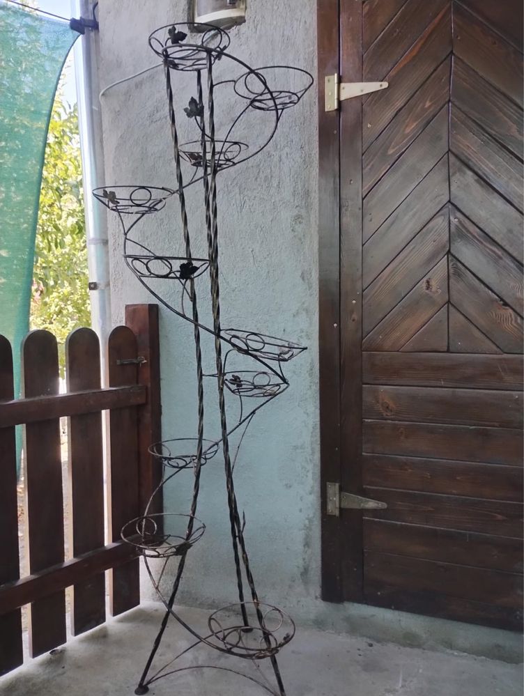 Vând 2 suporturi pentru flori .