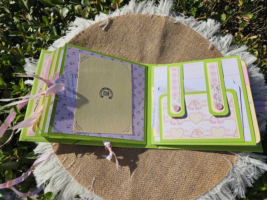 Албумче за новородено момиченце.