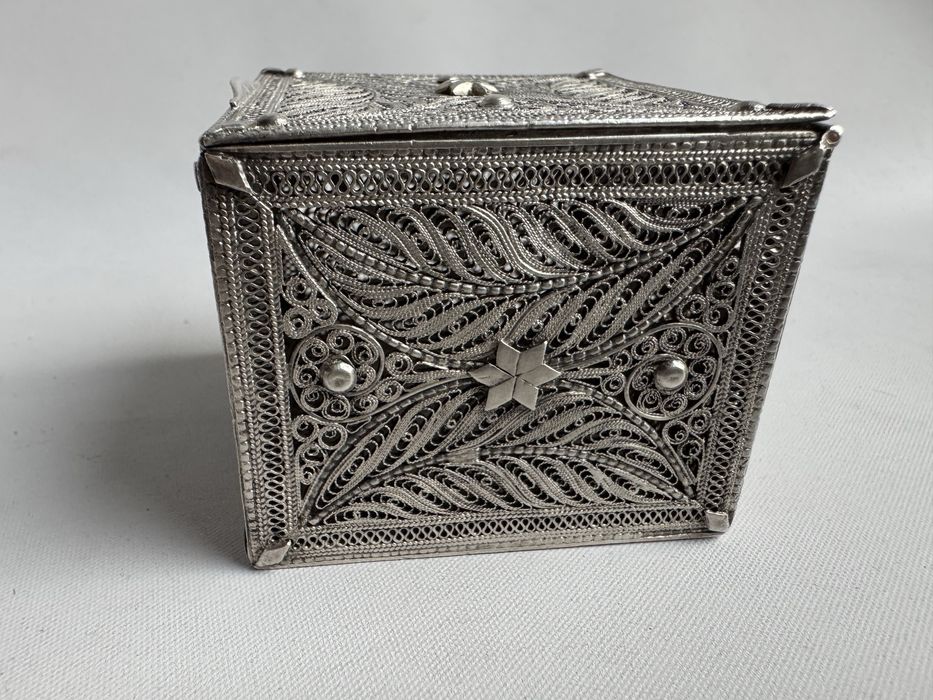 Cutie lucrata din argint filigran