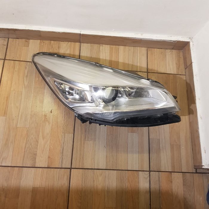 Far xenon ford kuga 2 2013