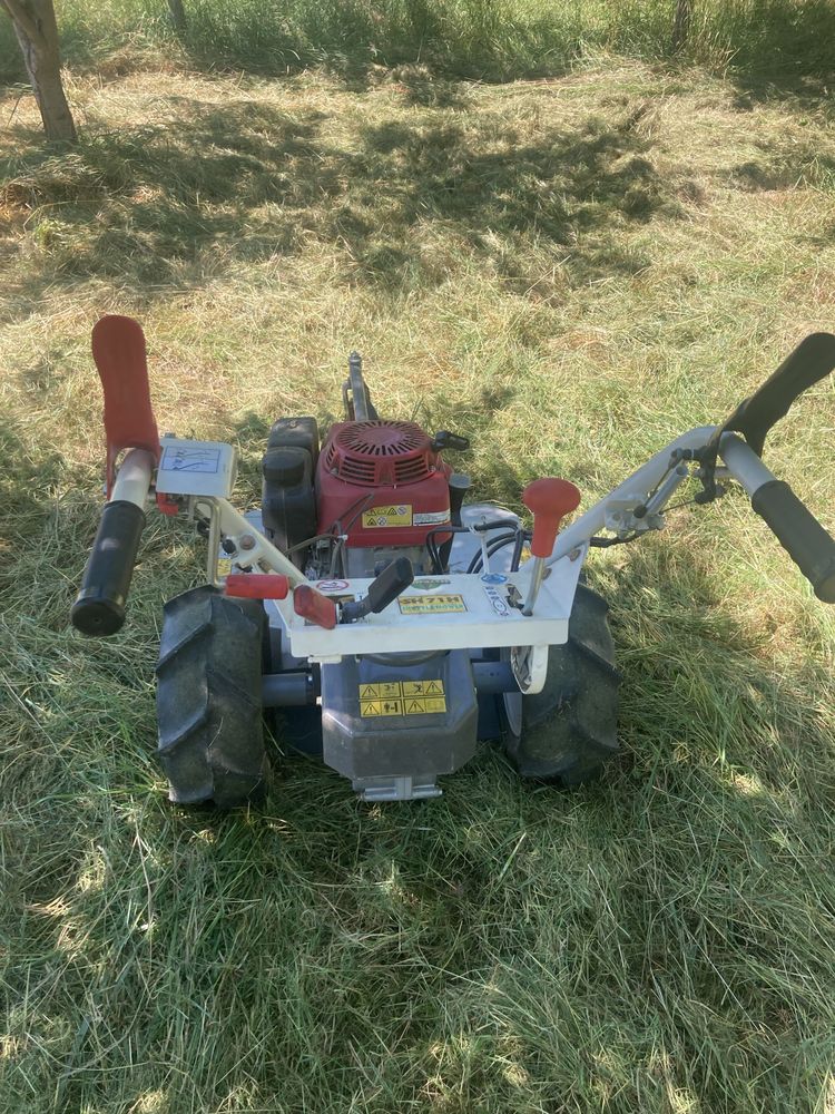 Vind cositoare tocatoare HONDA de iarba mare printre pomi
