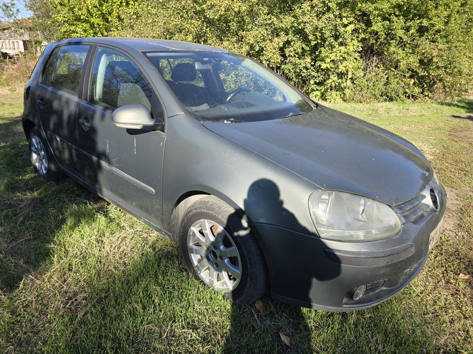 Продавам голф 5 на части