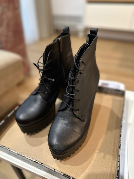 Черни дамски кожени боти