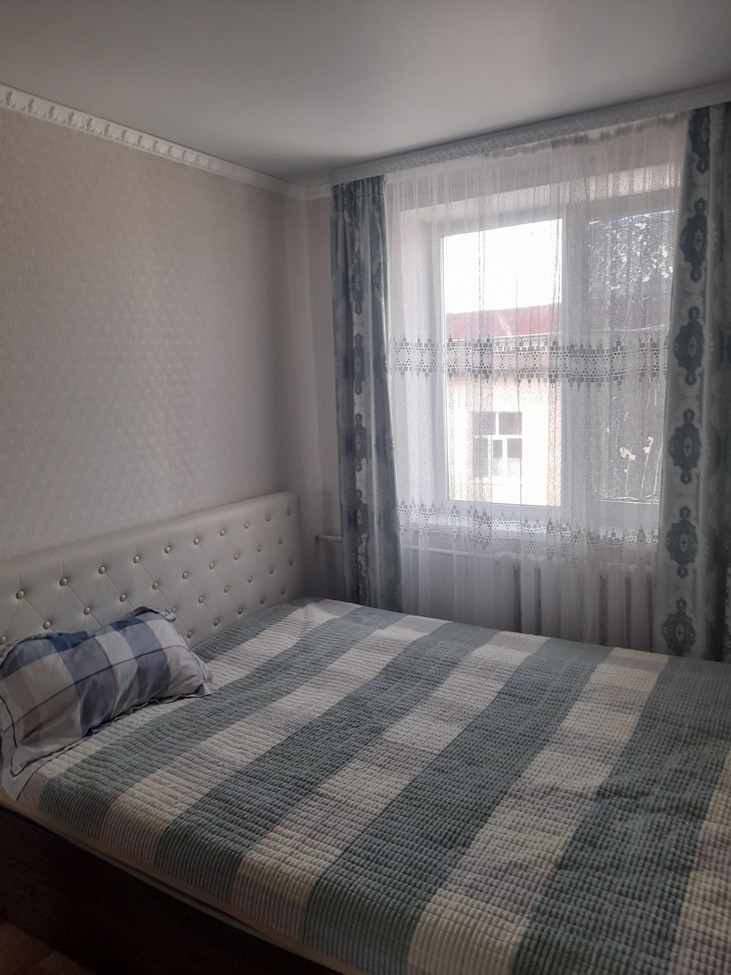 Продам 2-х комнатную улучшенной планировки в 6-м микрорайоне.