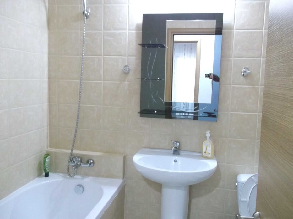 Inchiriez apartament cu trei camere.