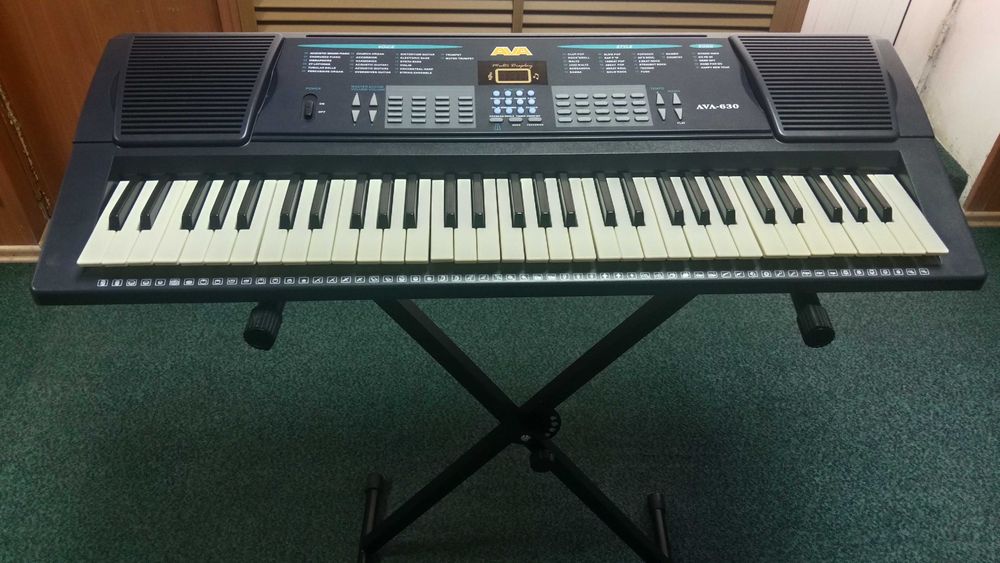 Синтезатор AVA 630. 61 клавиш. Хороший синтезатор лёгкий в управлении.