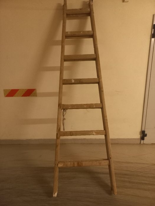 Двураменна дървена стълба