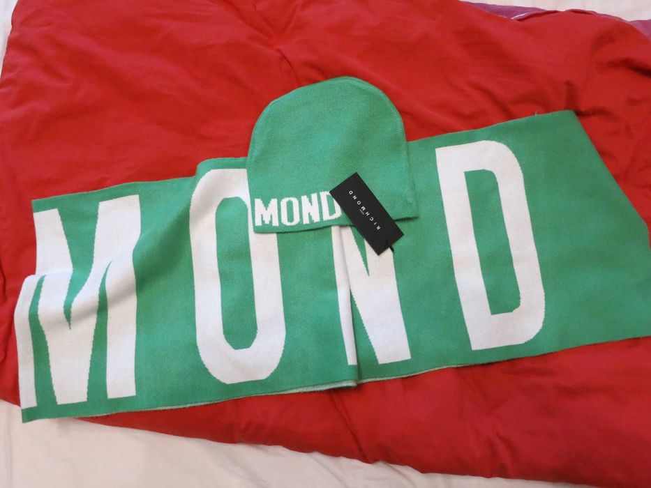 Продавам комплект оригинални шал и шапка