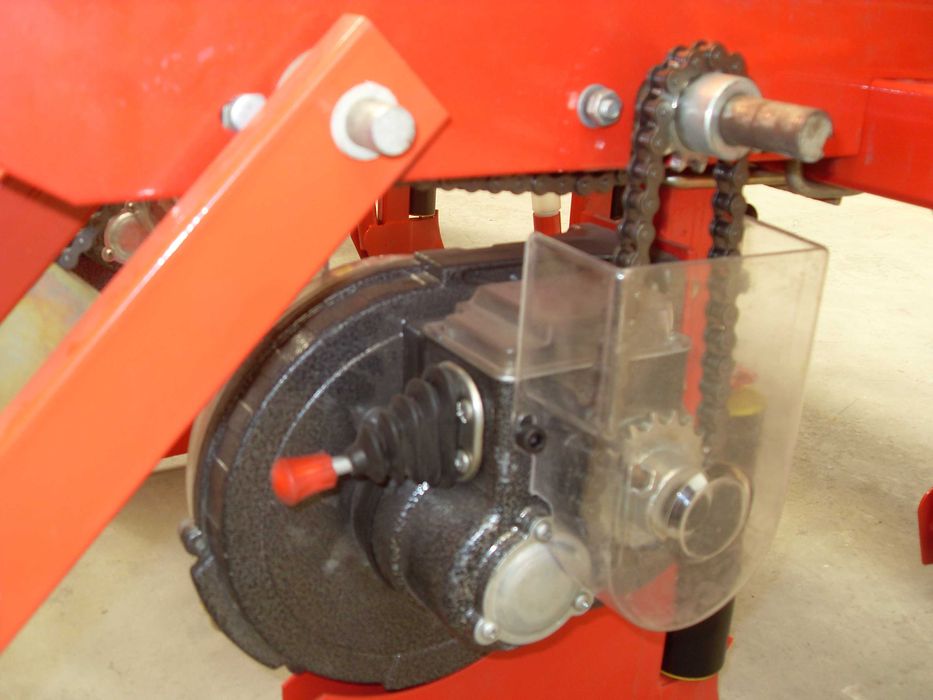 Semanatoare de porumb pe 3 sau 4 randuri cu fertilizator