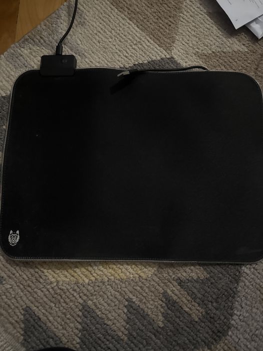 Vând mouse pad gaming iluminat