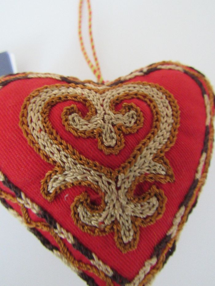 Текстилно сърце с казахски национални мотиви
