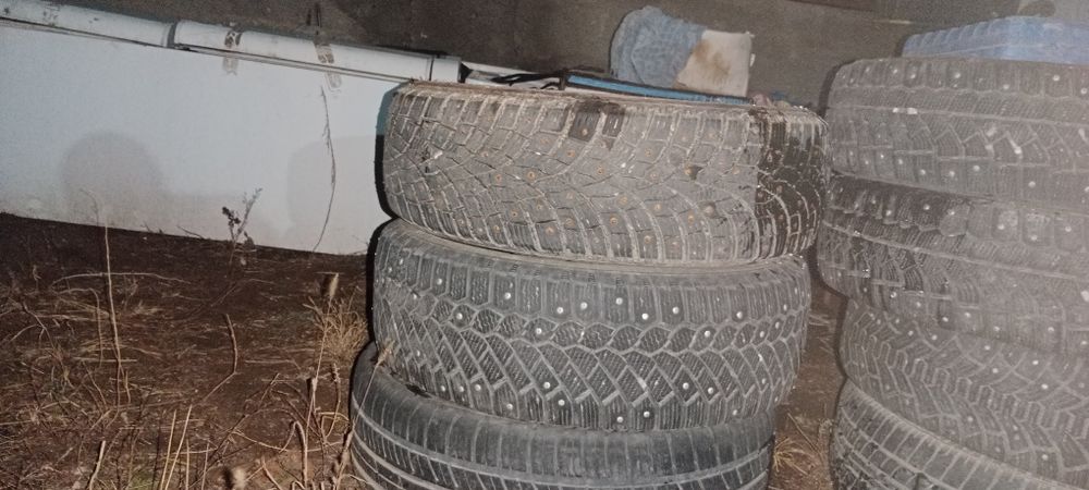 Продам 2 шт шипы б/у  R 15 195×65