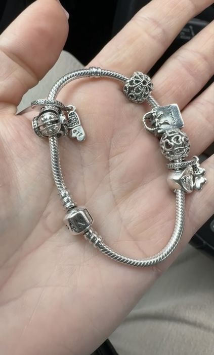 Vand bratara Pandora cu talismanele incluse !