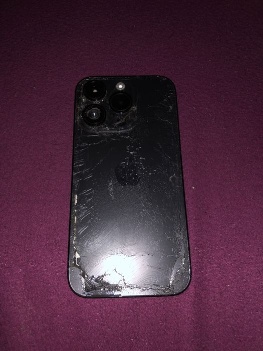 Здравейте продавам iphone 14 Дисплея му е за смяна става и за части