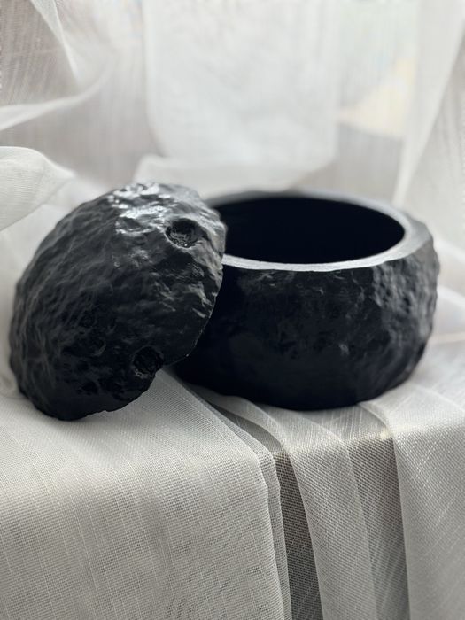 Кашпо из гипса «метеорит»