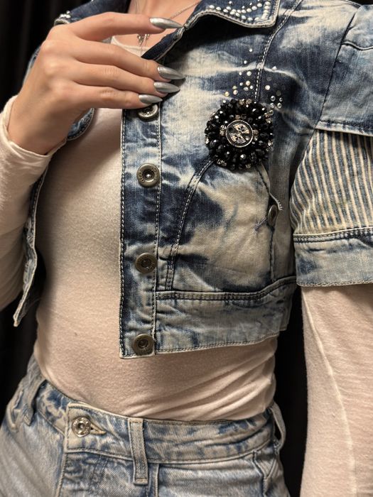 Vesta de blugi Jennifer Lopez si geaca impermeabila  Trespass