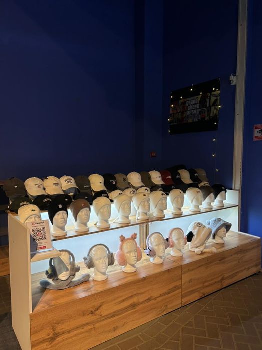 Продаю торговые витрины и шкафы (без товаров)