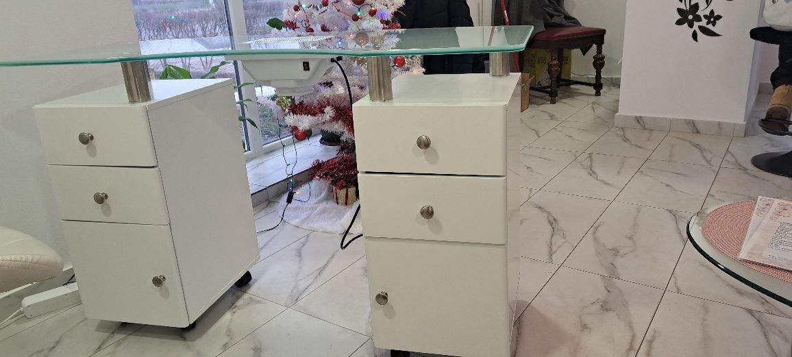 Vând masa manechiura în stare f bună folosita 3 luni