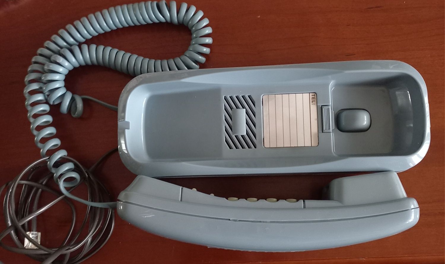 Телефон аналоговый очень полезен в прихожей, ванной комнате,