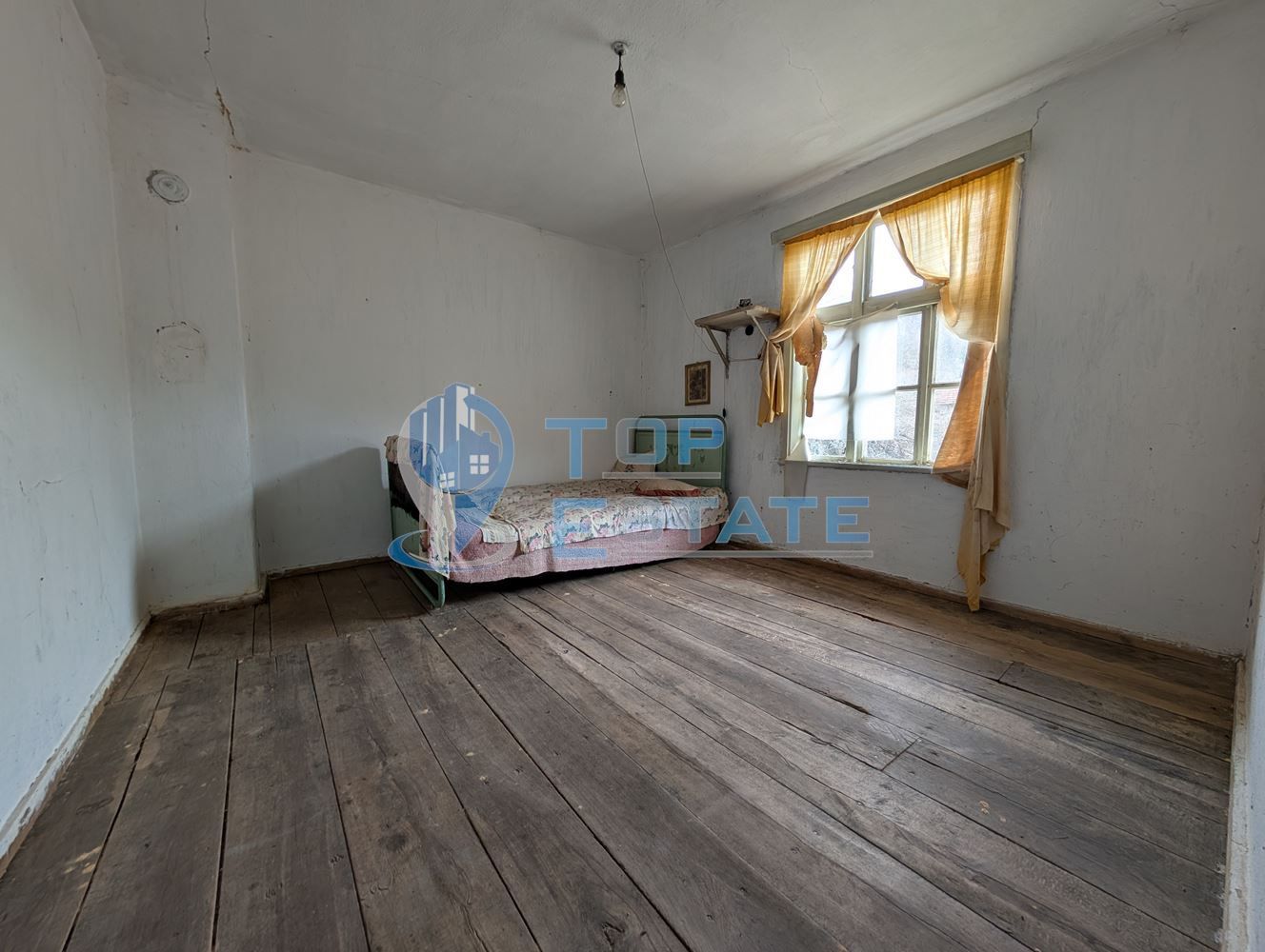 Двуетажна тухлена къща в Тревненския балкан