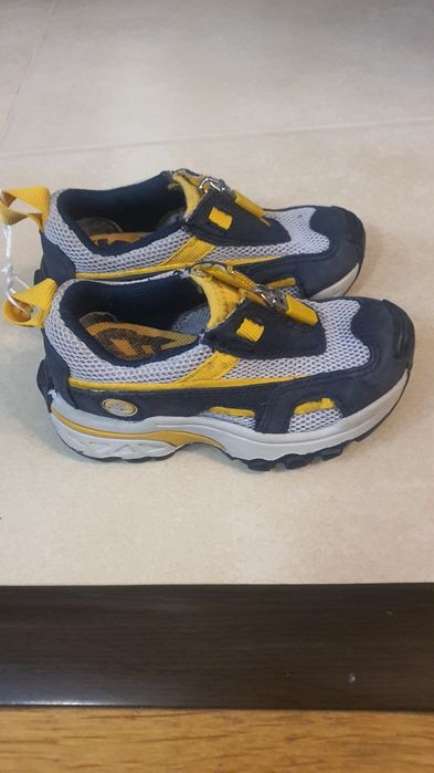 Маратонки, буйки и пантофи за момче