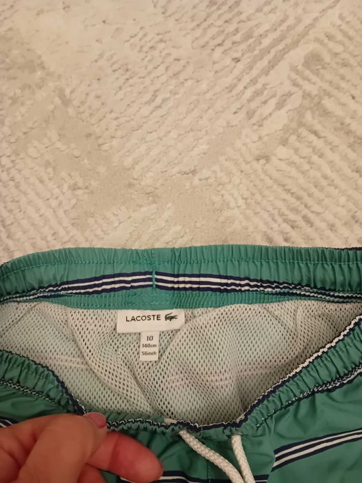 Pantaloni scurti Lacoste marimea 140