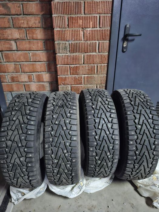 Продам комплект зимних шипованных шин Pirelli Ice Zero 225/65 R17 106T