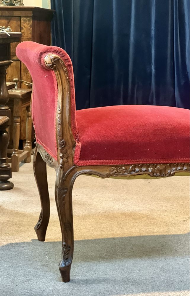 Băncuță vintage cu lemn sculptat – stil clasic elegant