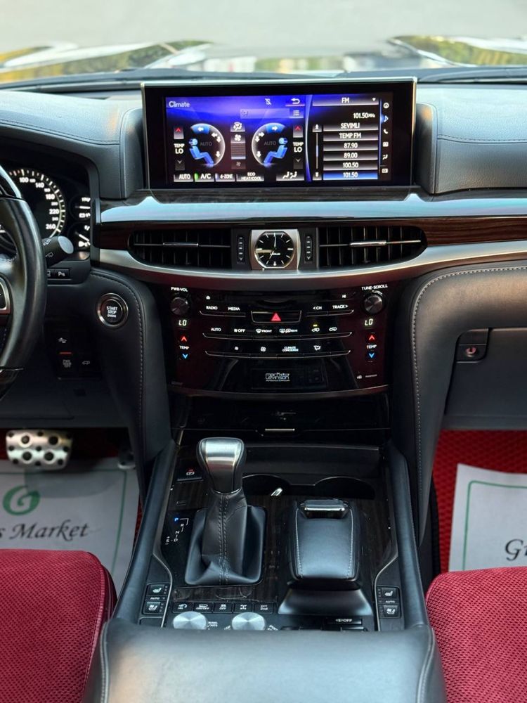 Lexus LX 570.