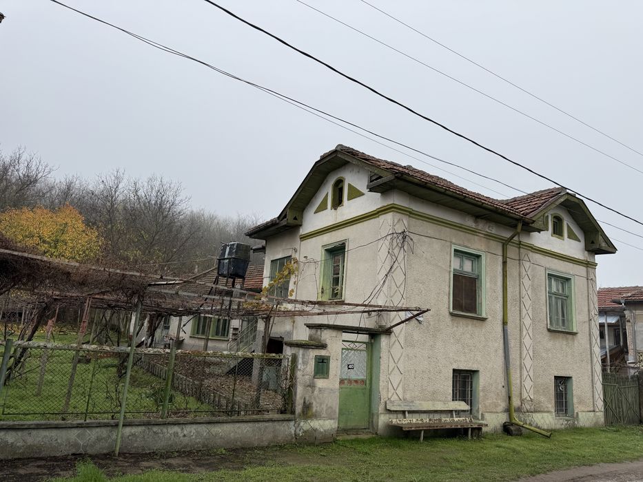 Къща с гараж равен и голям Двор!