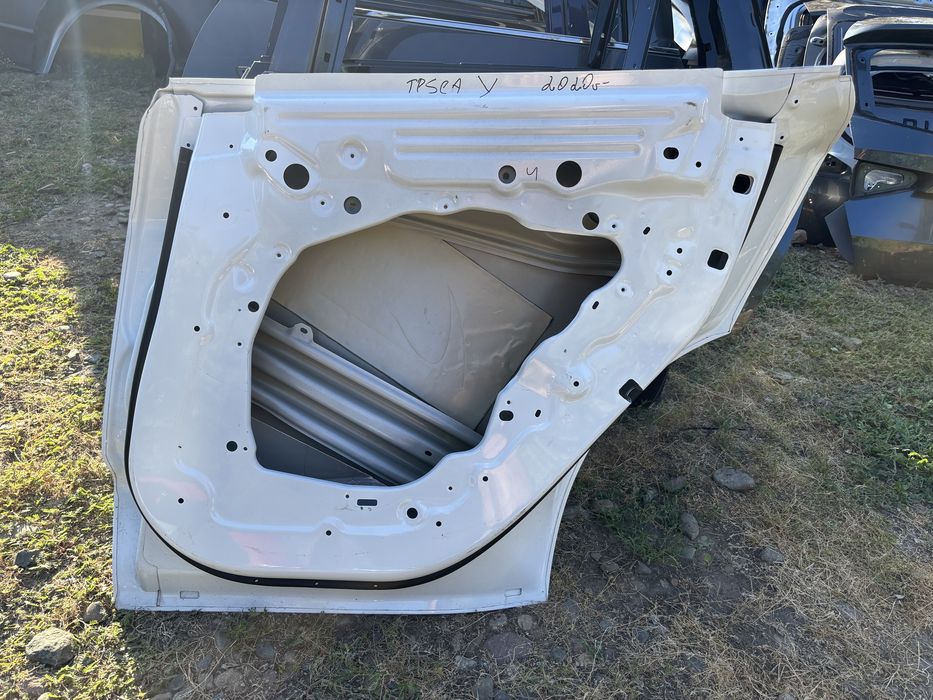 Врата Tesla Model Y