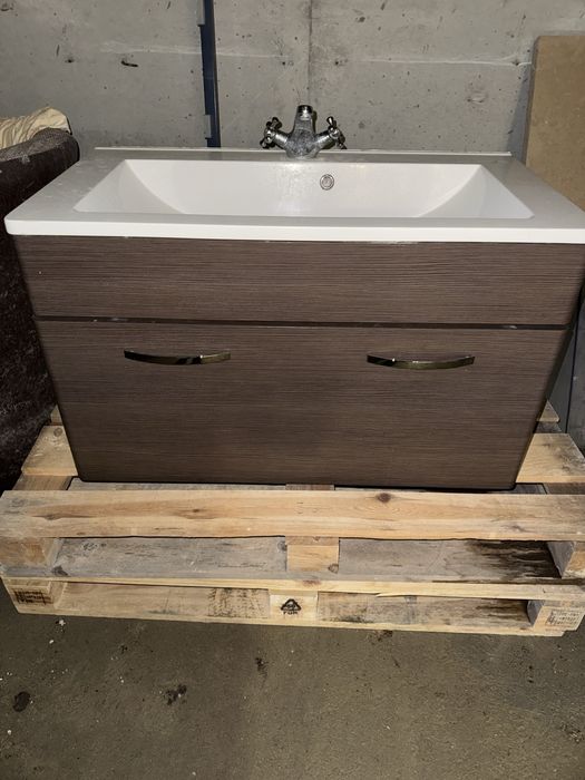 Шкаф и мивка за баня