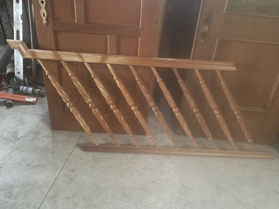 Balustradă din lemn masiv – 2 bucăți + 2 stâlpi (arin)