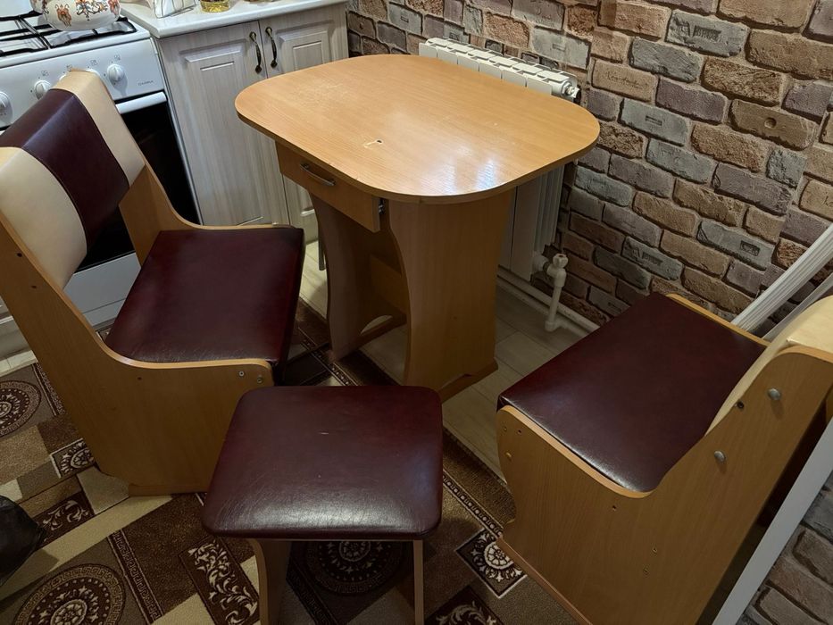 Продам кухонный набор (стол,два диванчика и стул)