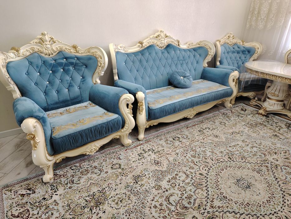 Диван стол и стулья на продаже в отличном состояние есть обмен на КРС