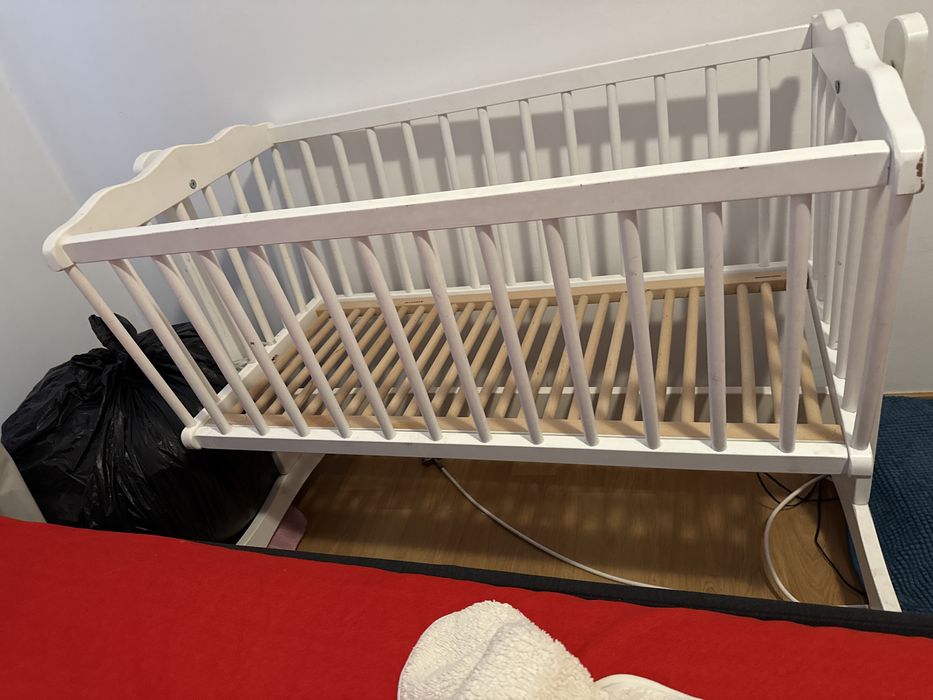 Vand patut bebe alb cu saltea