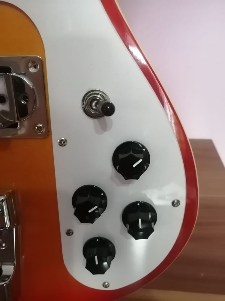 Продам бас гитару Rickenbacker в идеальном состоянии
