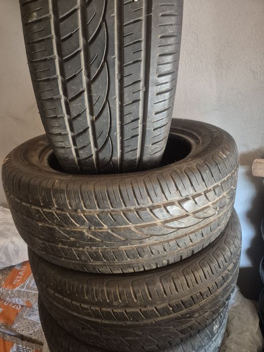 Vând cauciucuri pe 15 cu jante și pe 17