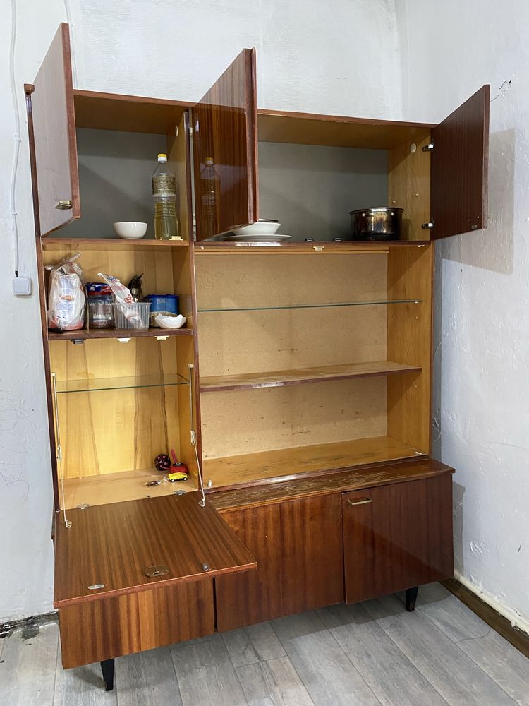 Срочно продам советский сервант