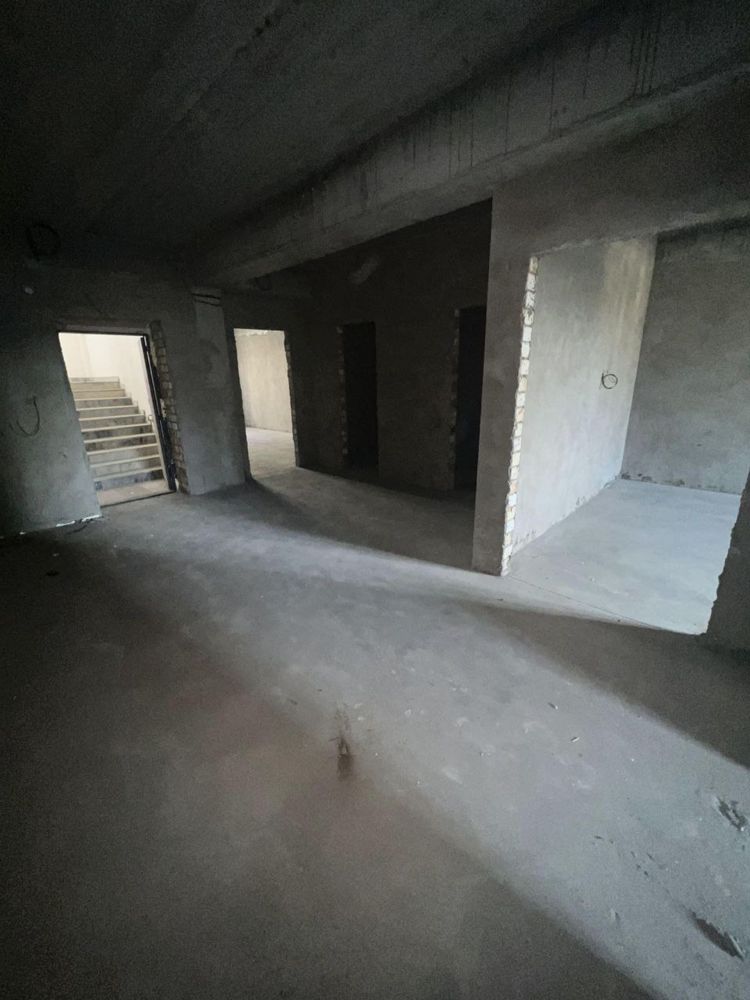 Qorasuv 6 da 94 kv m karobka dom. 11 etajli domni 4- etajida