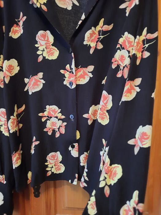 Frumoasa bluza din vascoza neagra cu imprimeu floral mărimea 42